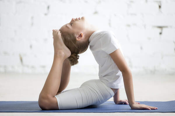 Kind bei Gymnastikübungen