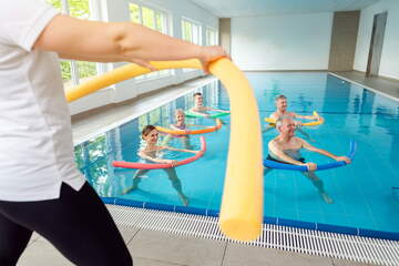 Wassergymnastik mit Schwimmnudeln
