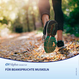Person joggt im Wald, man sieht nur die Laufschuhe und Waden. Text: Für beanspruchte Muskeln