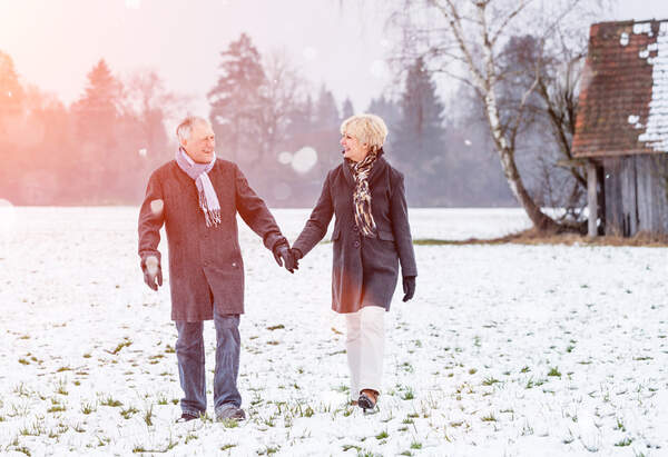 Paar beim Spaziergang im Winter auf einem Feld