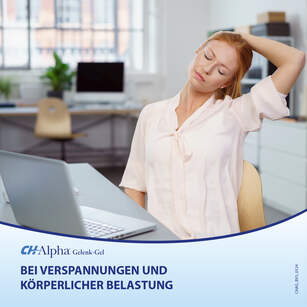 Frau sitzt am Schreibtisch und entlastet ihren Nacken, indem sie den Kopf zur Seite zieht. Text: Bei Verspannungen und körperlicher Belastung
