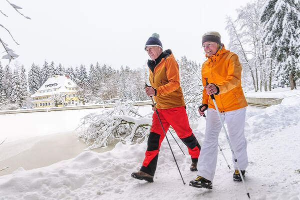 Älteres Paar beim walken im Winter